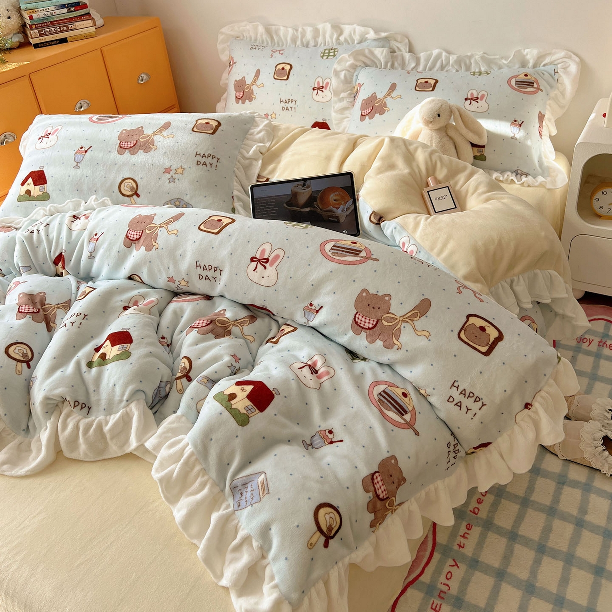 91家纺网 家纺一手货源 找家纺 六巷胡同 2025新款韩式博主风花边款INS卡通牛奶绒四件套（第二系） 花边萌趣宠物趴