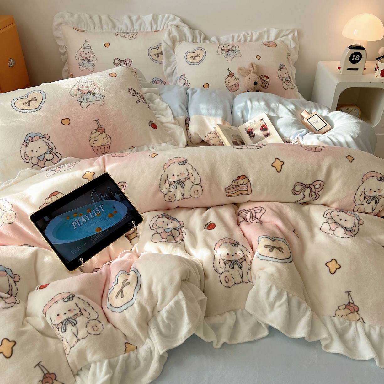 91家纺网 家纺一手货源 找家纺 六巷胡同 2025新款韩式博主风花边款INS卡通牛奶绒四件套（第二系） 花边海派甜心兔