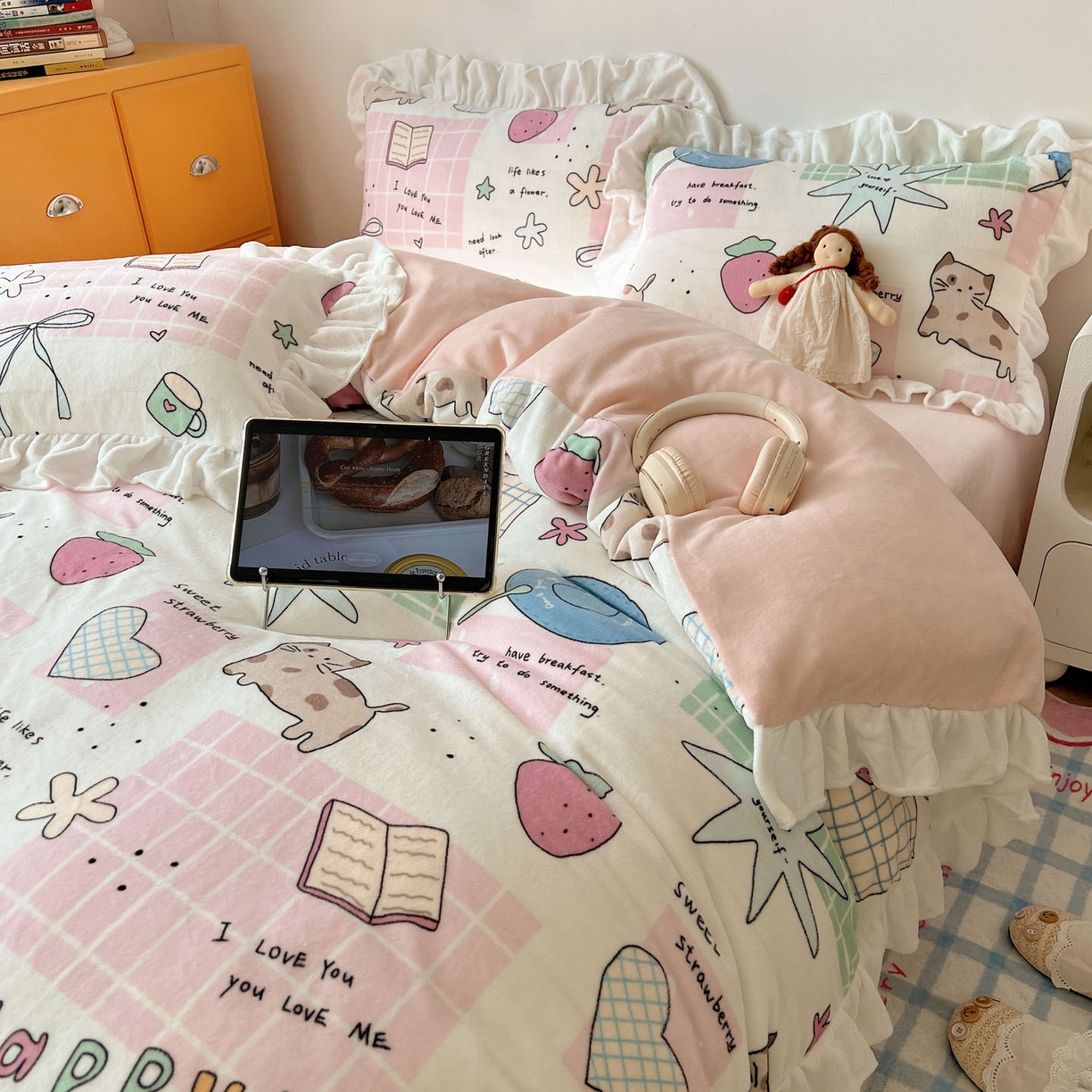 91家纺网 家纺一手货源 找家纺 六巷胡同 2025新款韩式博主风花边款INS卡通牛奶绒四件套（第二系） 花边假日露营记