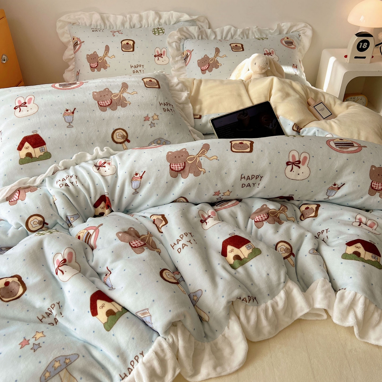 91家纺网 家纺一手货源 找家纺 六巷胡同 2025新款韩式博主风花边款INS卡通牛奶绒四件套（第二系） 花边萌趣宠物趴