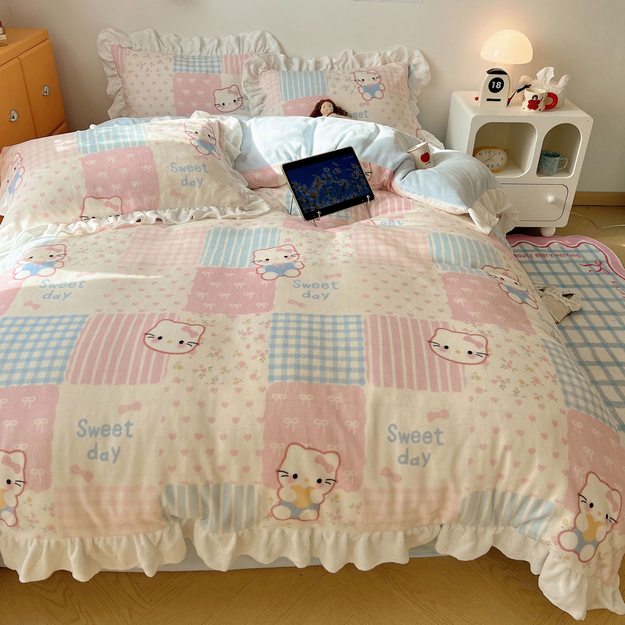 91家纺网 家纺一手货源 找家纺 六巷胡同 2025新款韩式博主风花边款INS卡通牛奶绒四件套（第二系） 花边软萌碎花猫