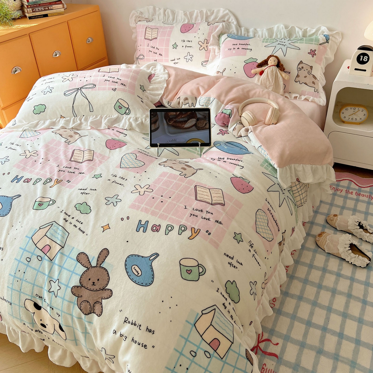 91家纺网 家纺一手货源 找家纺 六巷胡同 2025新款韩式博主风花边款INS卡通牛奶绒四件套（第二系） 花边假日露营记