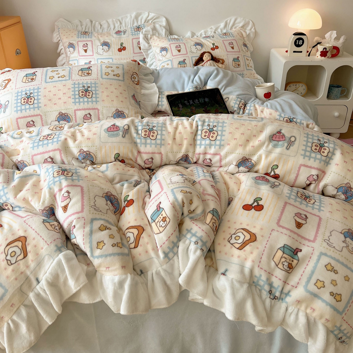 91家纺网 家纺一手货源 找家纺 六巷胡同 2025新款韩式博主风花边款INS卡通牛奶绒四件套（第二系） 花边甜点聚会喵