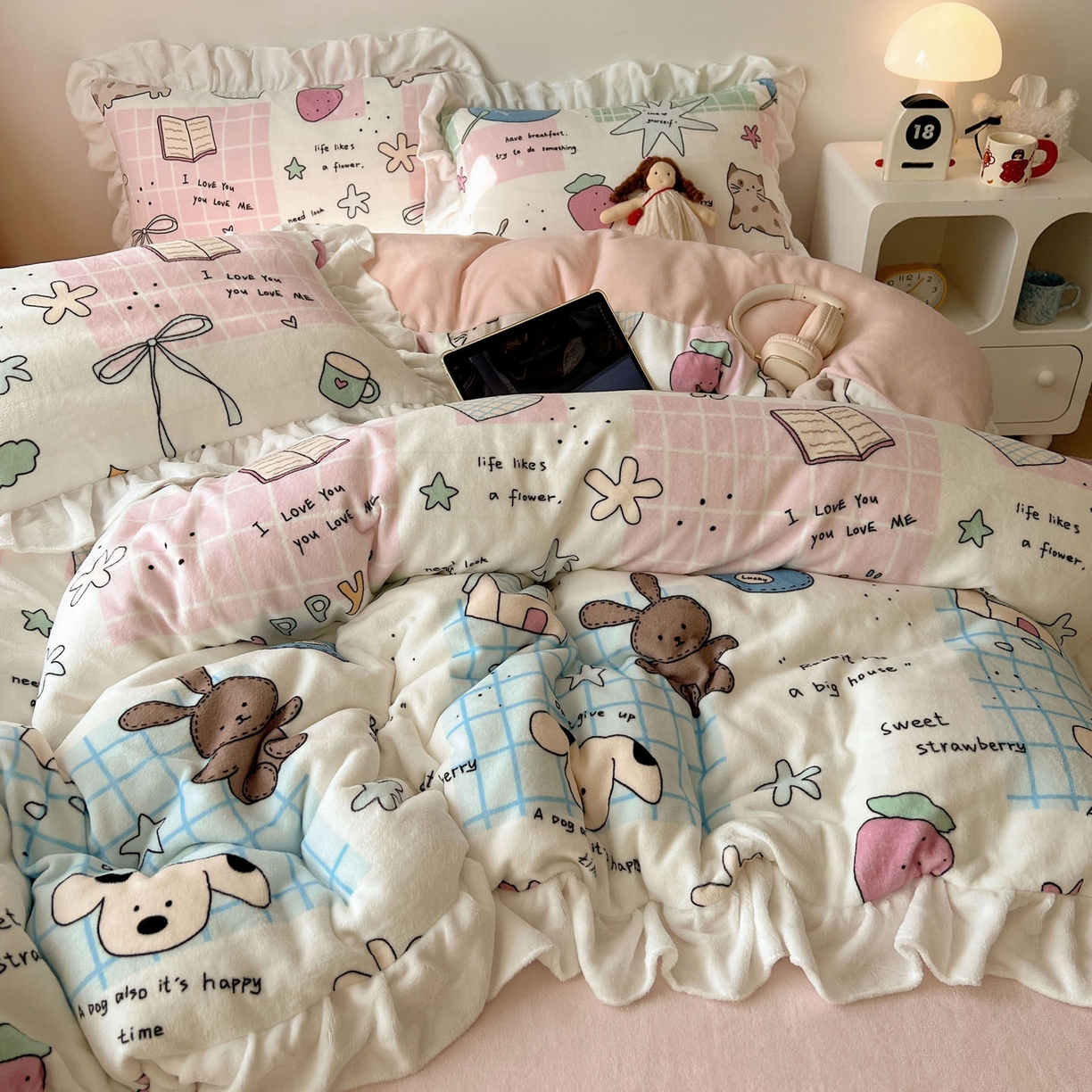 91家纺网 家纺一手货源 找家纺 六巷胡同 2025新款韩式博主风花边款INS卡通牛奶绒四件套（第二系） 花边假日露营记