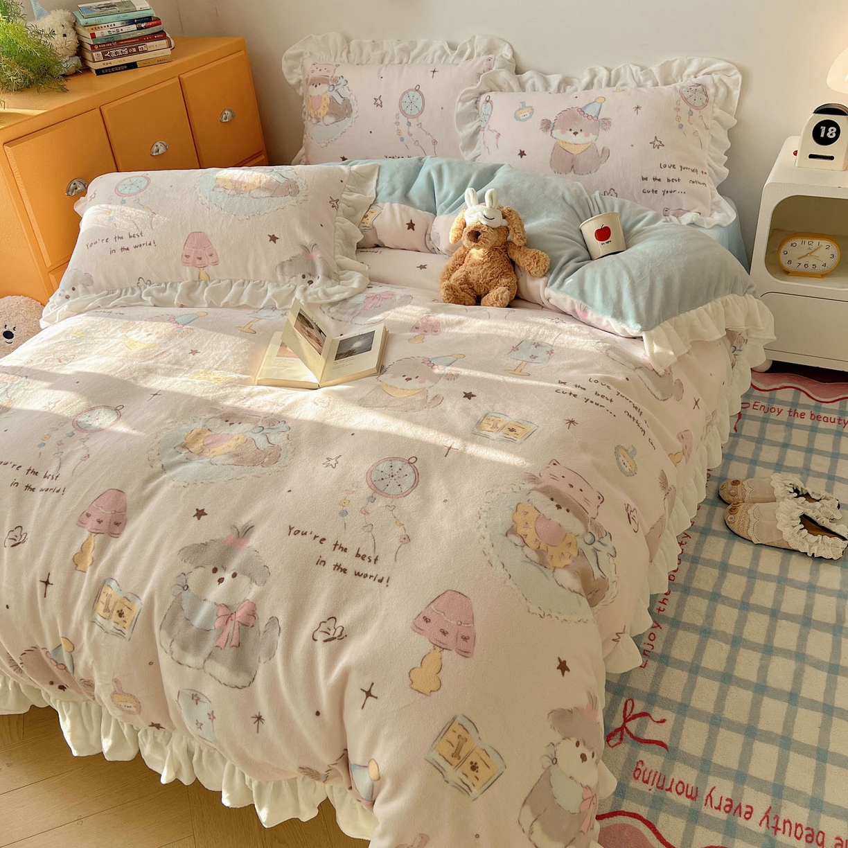 91家纺网 家纺一手货源 找家纺 六巷胡同 2025新款韩式博主风花边款INS卡通牛奶绒四件套（第二系） 花边卧室课本犬