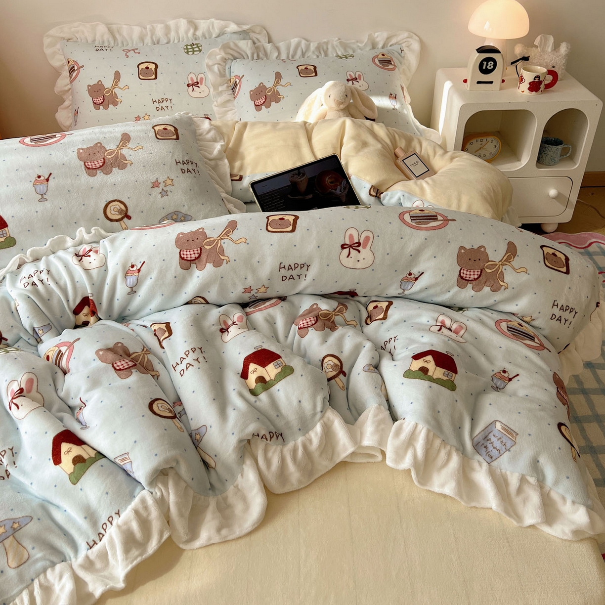 91家纺网 家纺一手货源 找家纺 六巷胡同 2025新款韩式博主风花边款INS卡通牛奶绒四件套（第二系） 花边萌趣宠物趴