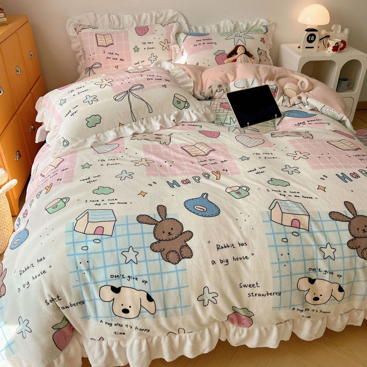 91家纺网 家纺一手货源 找家纺 六巷胡同 2025新款韩式博主风花边款INS卡通牛奶绒四件套（第二系） 花边假日露营记