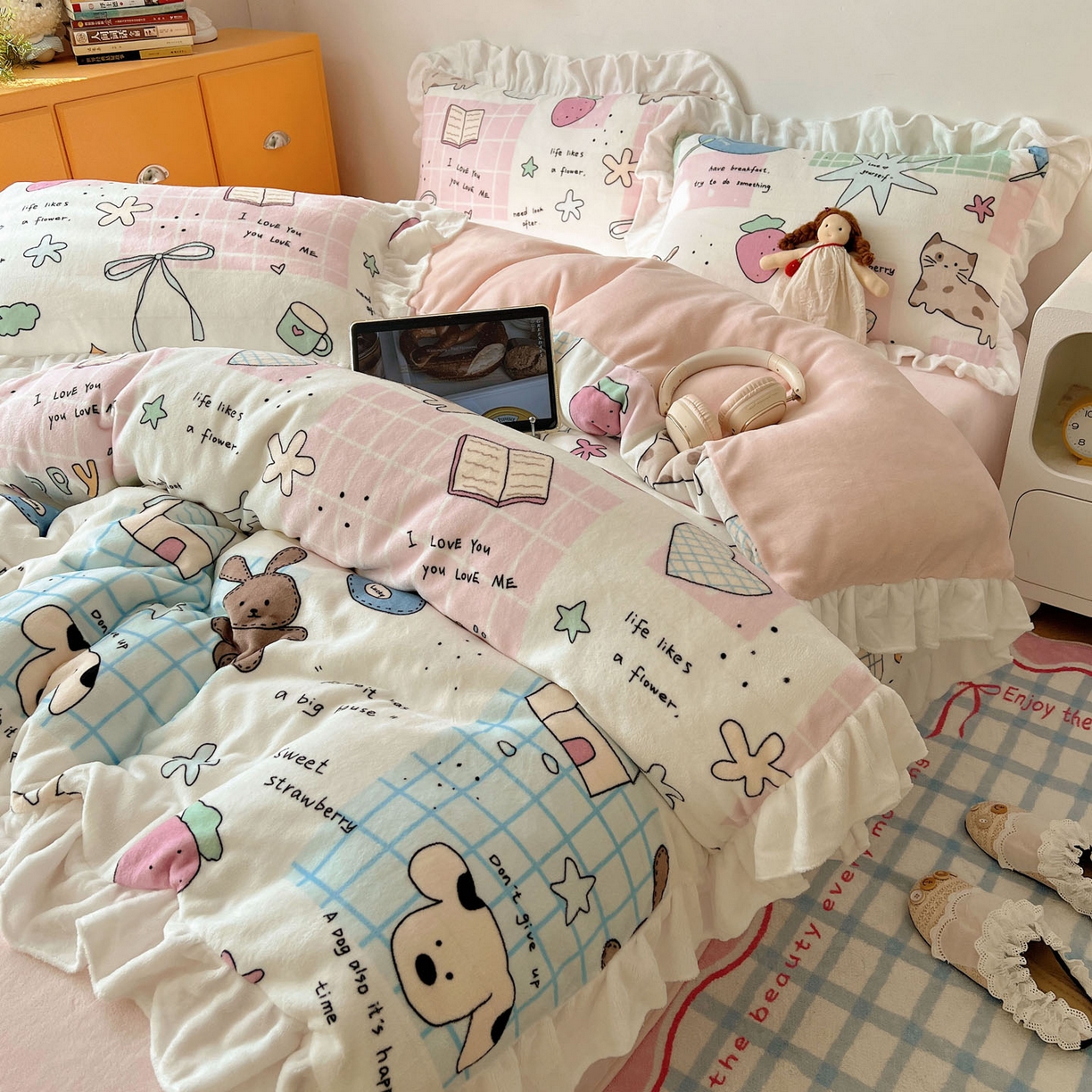 91家纺网 家纺一手货源 找家纺 六巷胡同 2025新款韩式博主风花边款INS卡通牛奶绒四件套（第二系） 花边假日露营记