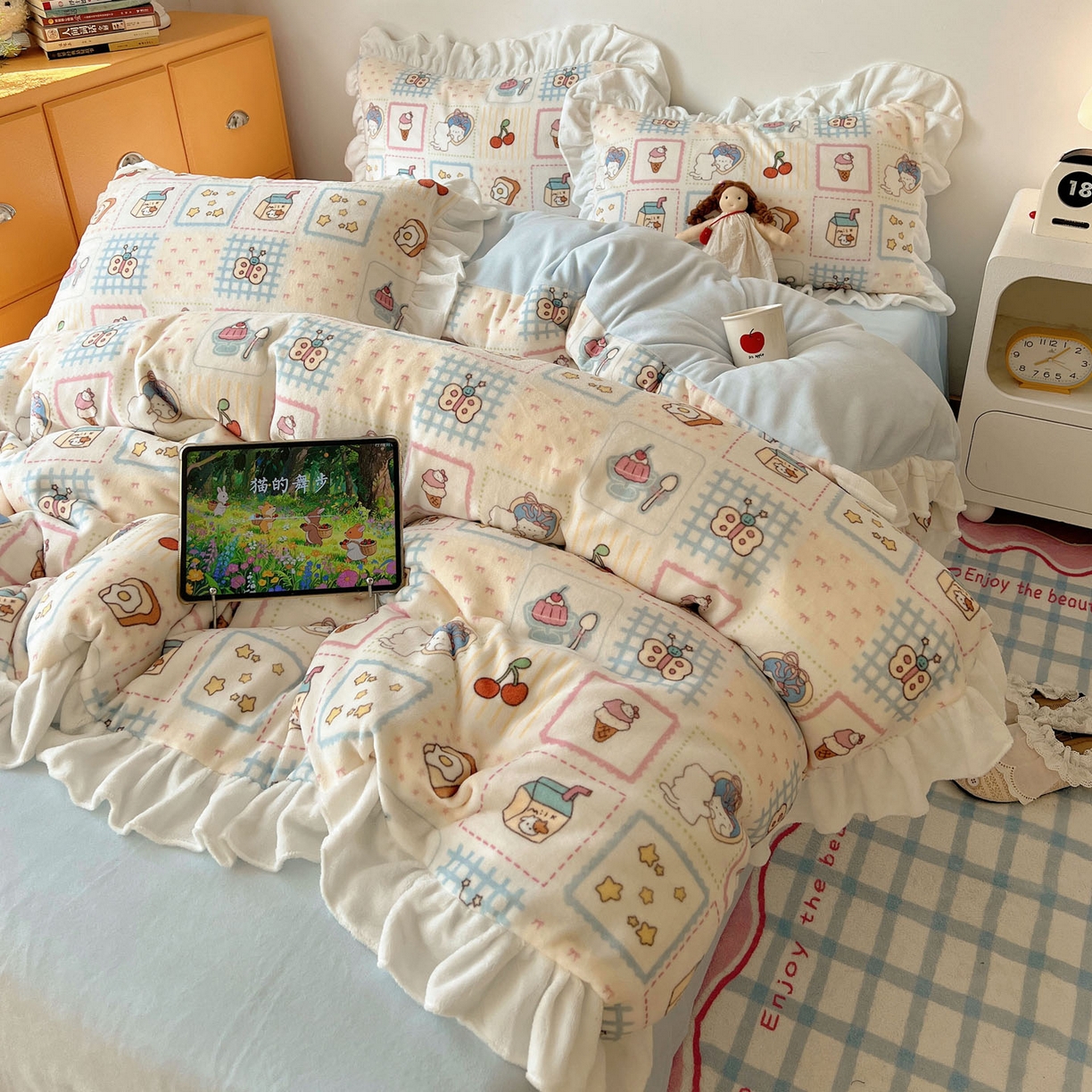 91家纺网 家纺一手货源 找家纺 六巷胡同 2025新款韩式博主风花边款INS卡通牛奶绒四件套（第二系） 花边甜点聚会喵