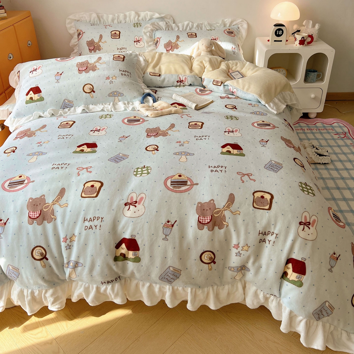 91家纺网 家纺一手货源 找家纺 六巷胡同 2025新款韩式博主风花边款INS卡通牛奶绒四件套（第二系） 花边萌趣宠物趴