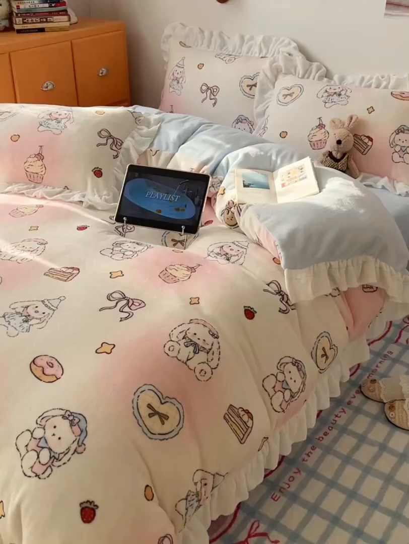 91家纺网 家纺一手货源 找家纺 六巷胡同 2025新款韩式博主风花边款INS卡通牛奶绒四件套（第二系） 花边海派甜心兔