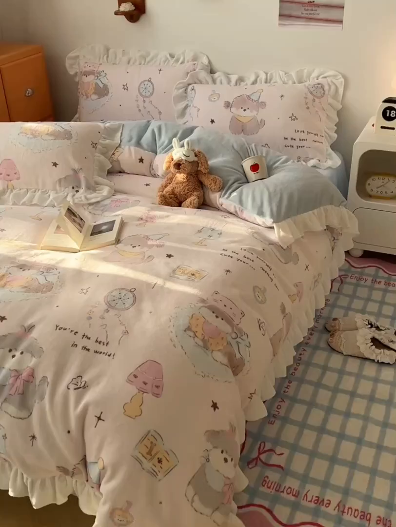 91家纺网 家纺一手货源 找家纺 六巷胡同 2025新款韩式博主风花边款INS卡通牛奶绒四件套（第二系） 花边卧室课本犬