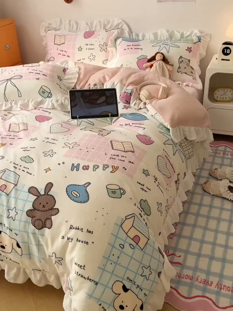 91家纺网 家纺一手货源 找家纺 六巷胡同 2025新款韩式博主风花边款INS卡通牛奶绒四件套（第二系） 花边假日露营记