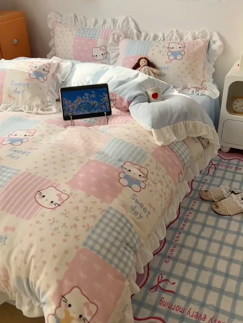 91家纺网 家纺一手货源 找家纺 （总）六巷胡同 2025新款韩式博主风花边款INS卡通牛奶绒四件套（第二系）