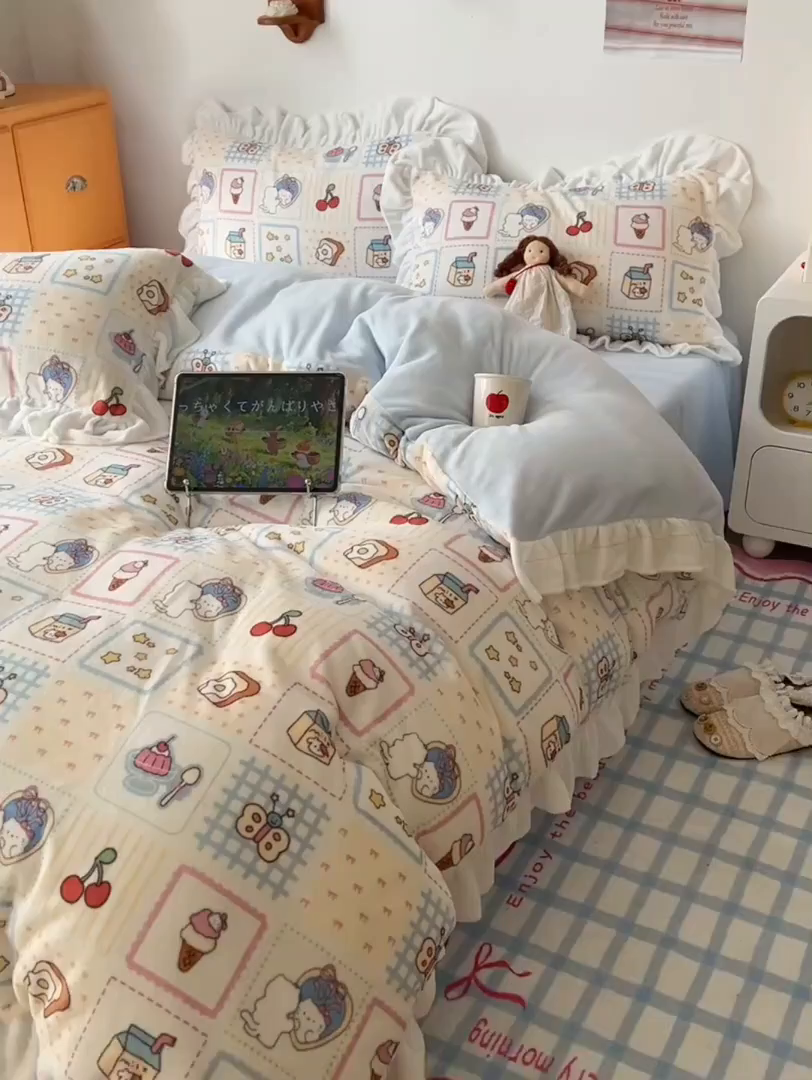 91家纺网 家纺一手货源 找家纺 六巷胡同 2025新款韩式博主风花边款INS卡通牛奶绒四件套（第二系） 花边甜点聚会喵