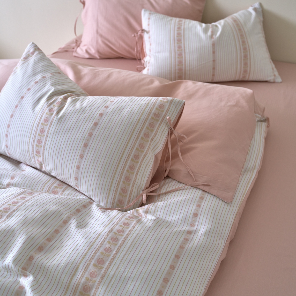 91家纺网 家纺一手货源 找家纺 久典家居 2025新款A类全棉色织提花系带款四件套-梦屿系列三色（买家秀加客服） 梦屿粉