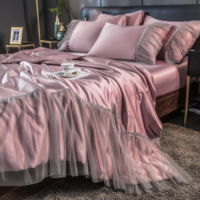 91家纺网 家纺一手货源 找家纺 丽莱美家纺 2026新款水洗冰丝蕾丝夏被  夏被三件套  夏被四件套 豆沙粉