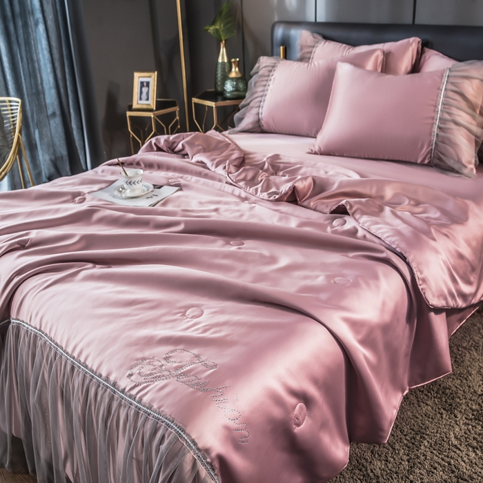 91家纺网 家纺一手货源 找家纺 丽莱美家纺 2026新款水洗冰丝蕾丝夏被  夏被三件套  夏被四件套 豆沙粉