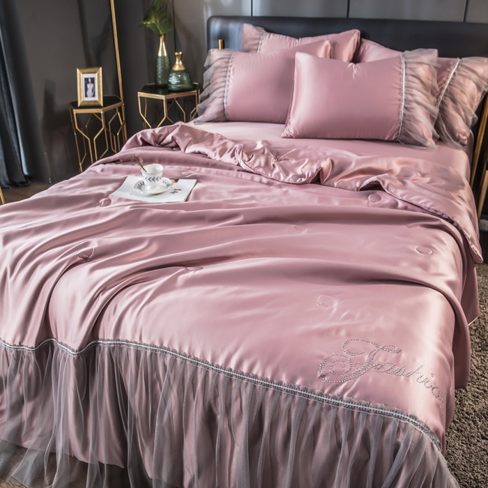 91家纺网 家纺一手货源 找家纺 丽莱美家纺 2026新款水洗冰丝蕾丝夏被  夏被三件套  夏被四件套 豆沙粉