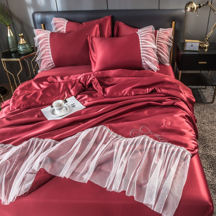 91家纺网 家纺一手货源 找家纺 丽莱美家纺 2026新款水洗冰丝蕾丝夏被  夏被三件套  夏被四件套 酒红