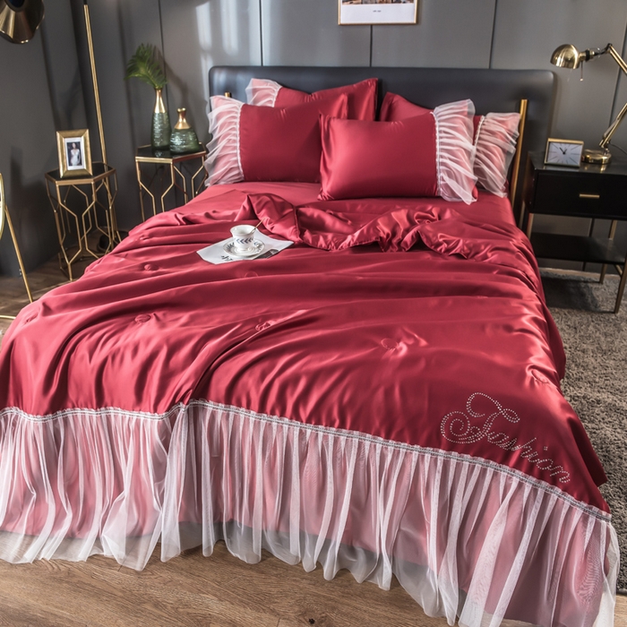 91家纺网 家纺一手货源 找家纺 丽莱美家纺 2026新款水洗冰丝蕾丝夏被  夏被三件套  夏被四件套 酒红