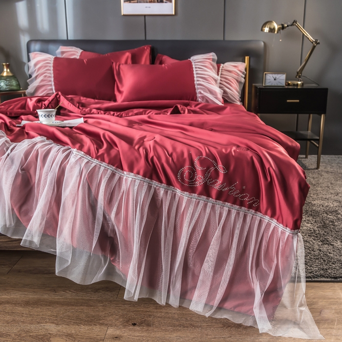 91家纺网 家纺一手货源 找家纺 丽莱美家纺 2026新款水洗冰丝蕾丝夏被  夏被三件套  夏被四件套 酒红