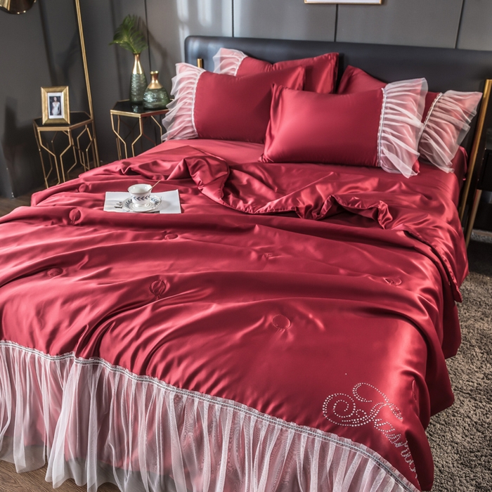 91家纺网 家纺一手货源 找家纺 丽莱美家纺 2026新款水洗冰丝蕾丝夏被  夏被三件套  夏被四件套 酒红