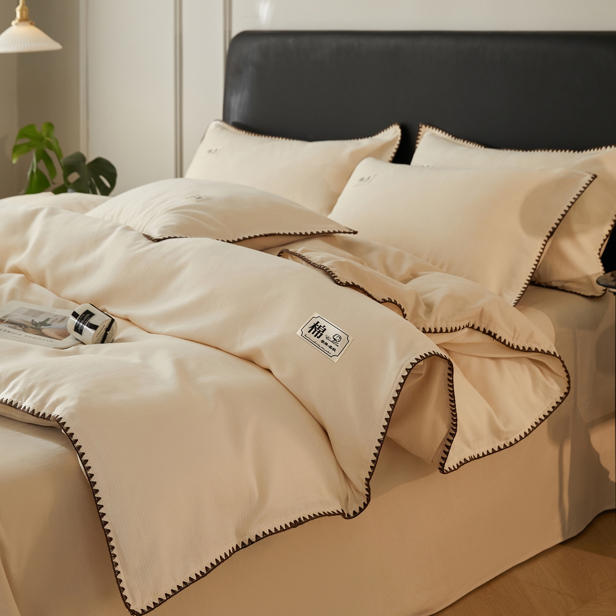 91家纺网 家纺一手货源 找家纺 简宜家居（朝初家纺） 2025新款全棉厚织长绒棉立体提花磨毛贝壳边四件套 奶杏织缕