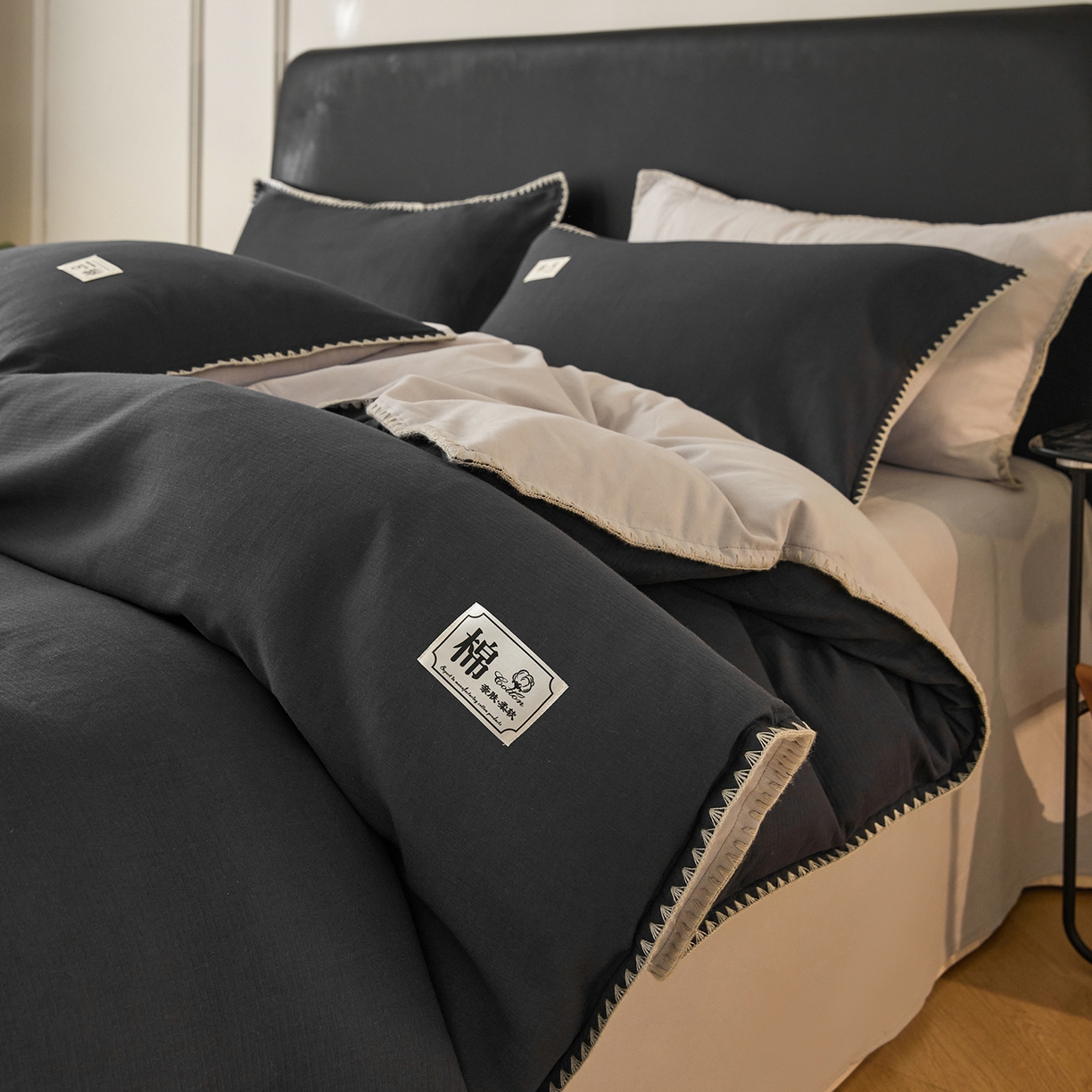 91家纺网 家纺一手货源 找家纺 简宜家居（朝初家纺） 2025新款全棉厚织长绒棉立体提花磨毛贝壳边四件套 深灰织缕