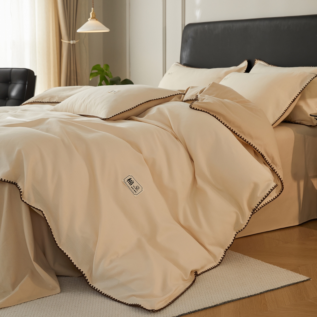 91家纺网 家纺一手货源 找家纺 简宜家居（朝初家纺） 2025新款全棉厚织长绒棉立体提花磨毛贝壳边四件套 奶杏织缕