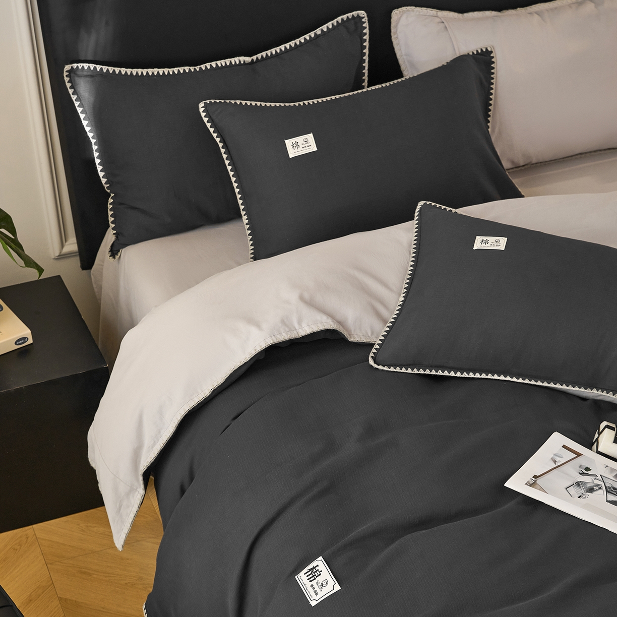 91家纺网 家纺一手货源 找家纺 简宜家居（朝初家纺） 2025新款全棉厚织长绒棉立体提花磨毛贝壳边四件套 深灰织缕