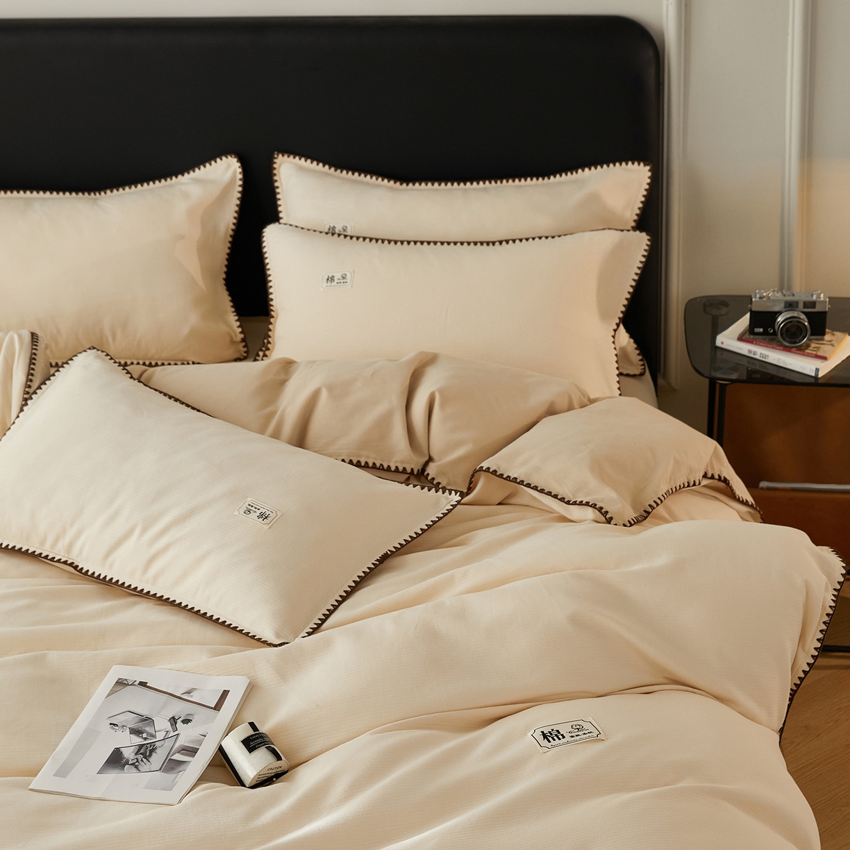 91家纺网 家纺一手货源 找家纺 简宜家居（朝初家纺） 2025新款全棉厚织长绒棉立体提花磨毛贝壳边四件套 奶杏织缕