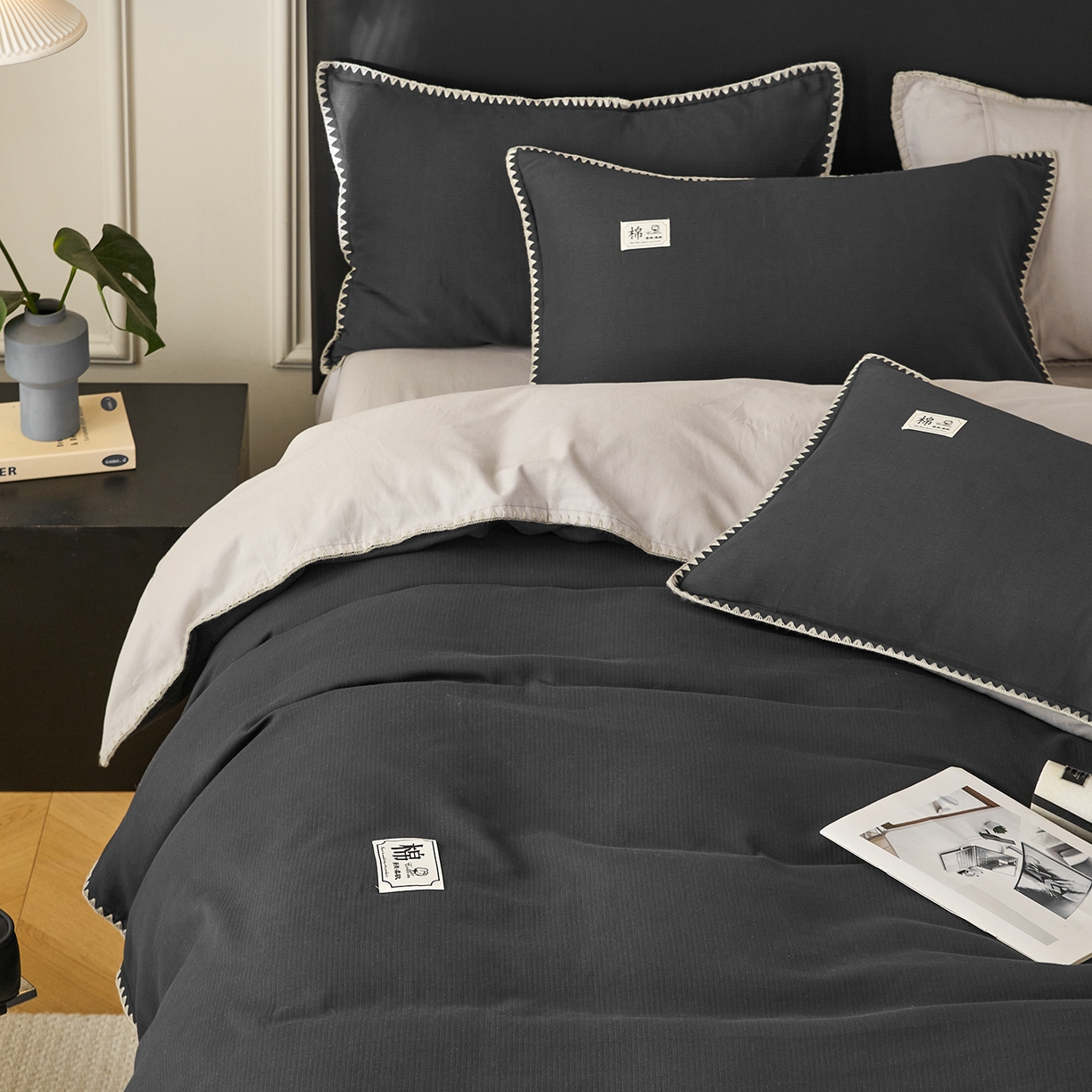 91家纺网 家纺一手货源 找家纺 简宜家居（朝初家纺） 2025新款全棉厚织长绒棉立体提花磨毛贝壳边四件套 深灰织缕