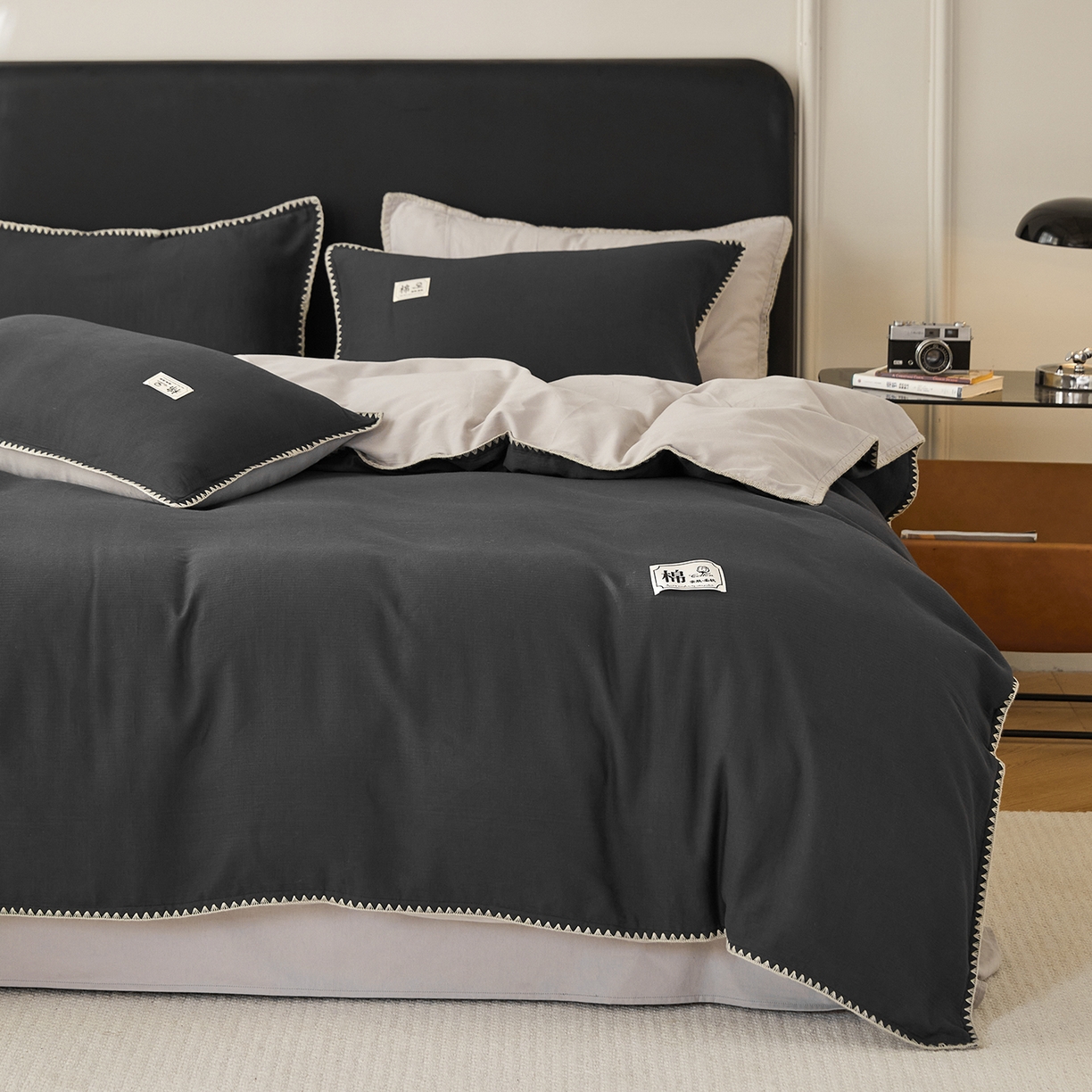 91家纺网 家纺一手货源 找家纺 简宜家居（朝初家纺） 2025新款全棉厚织长绒棉立体提花磨毛贝壳边四件套 深灰织缕