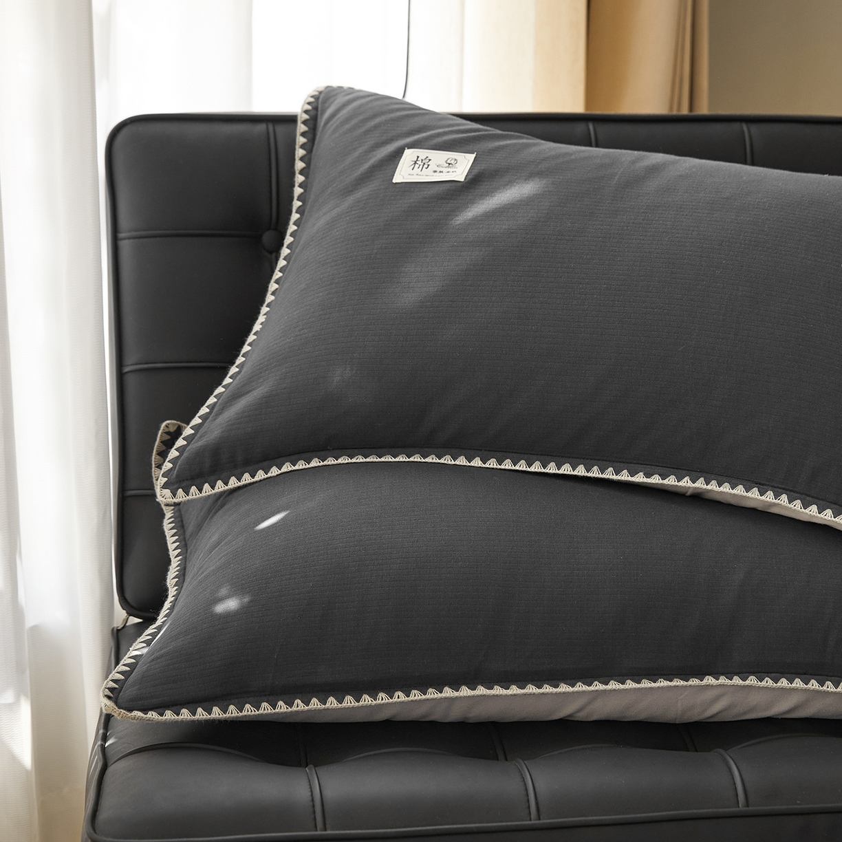 91家纺网 家纺一手货源 找家纺 简宜家居（朝初家纺） 2025新款全棉厚织长绒棉立体提花磨毛贝壳边四件套 深灰织缕