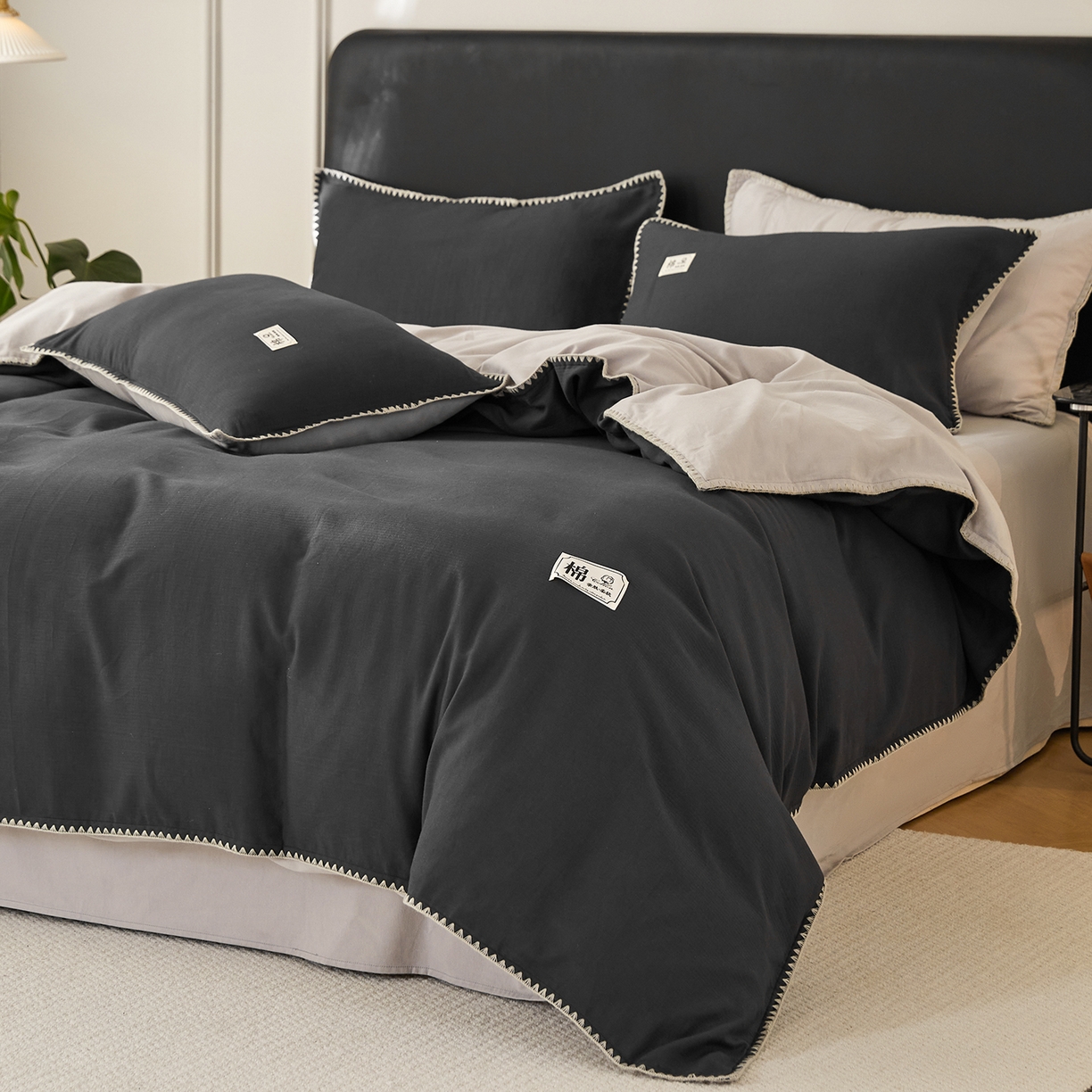 91家纺网 家纺一手货源 找家纺 简宜家居（朝初家纺） 2025新款全棉厚织长绒棉立体提花磨毛贝壳边四件套 深灰织缕