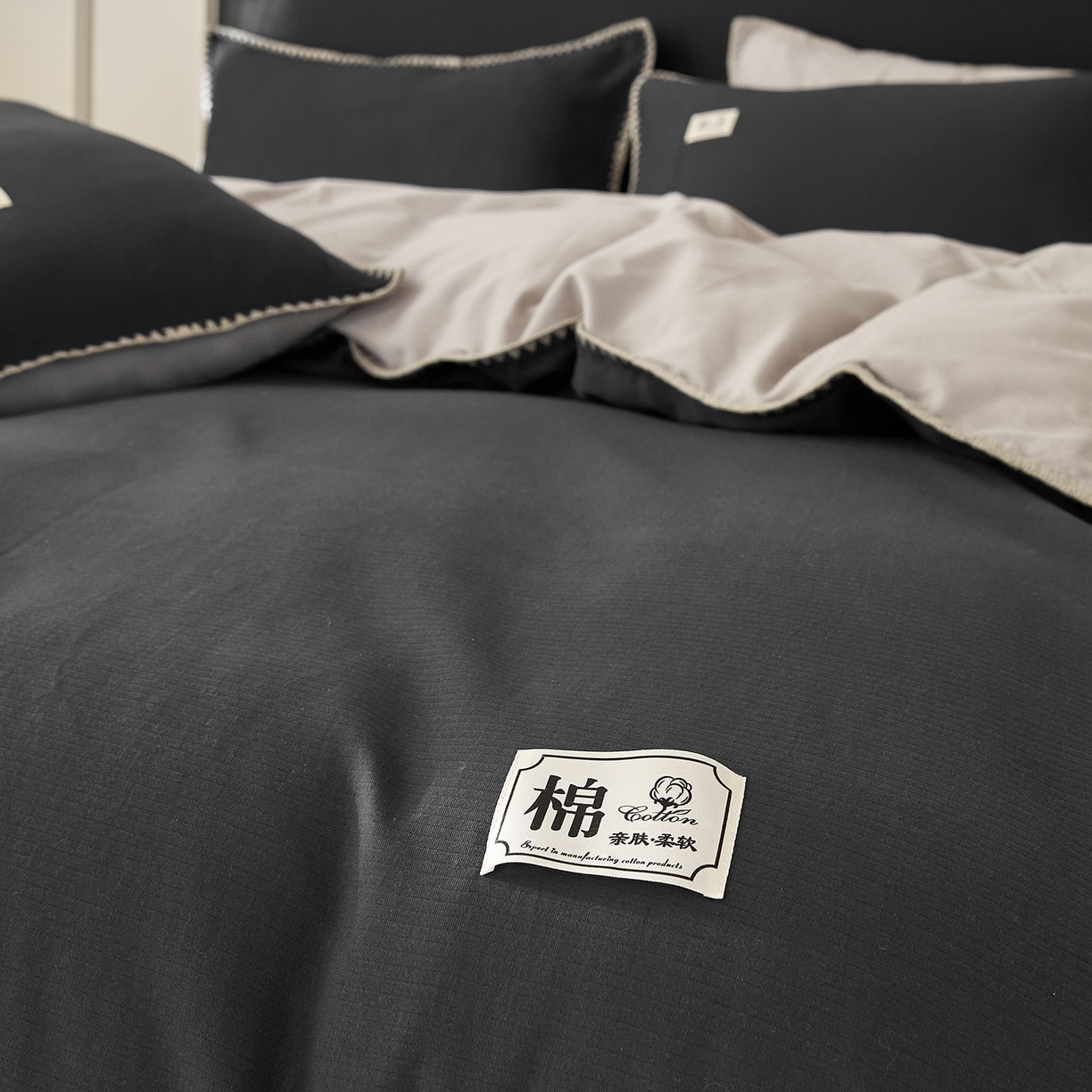 91家纺网 家纺一手货源 找家纺 简宜家居（朝初家纺） 2025新款全棉厚织长绒棉立体提花磨毛贝壳边四件套 深灰织缕