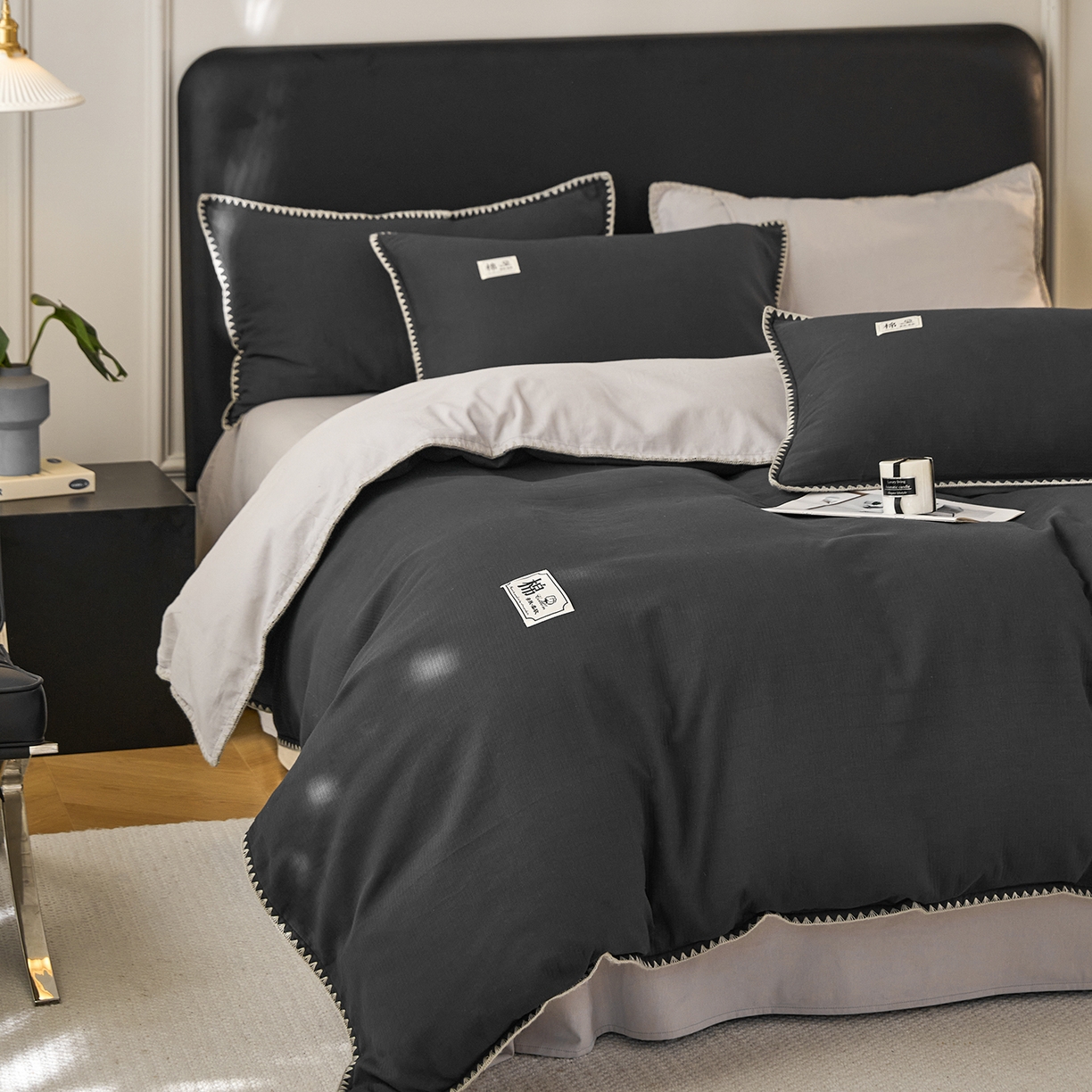 91家纺网 家纺一手货源 找家纺 简宜家居（朝初家纺） 2025新款全棉厚织长绒棉立体提花磨毛贝壳边四件套 深灰织缕