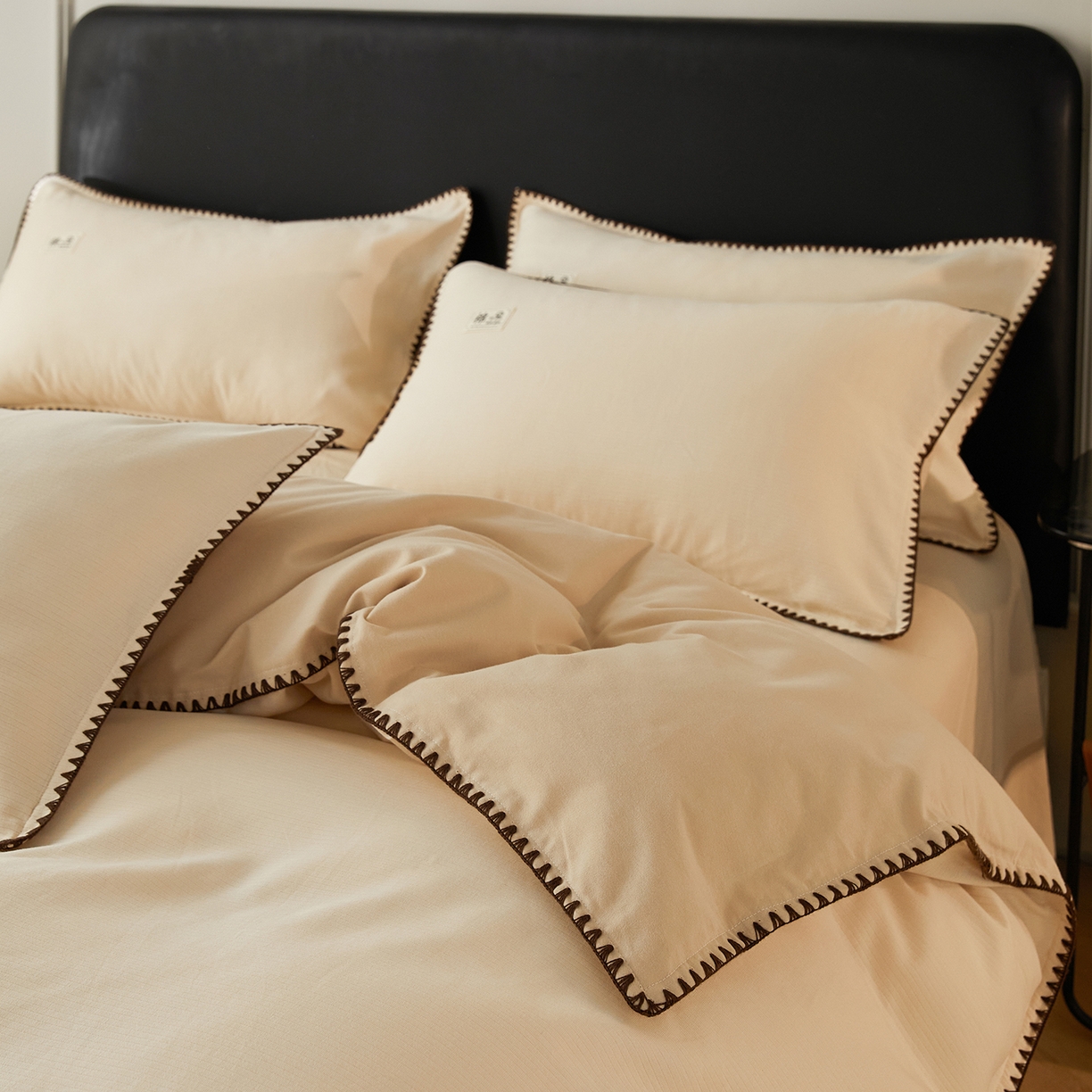 91家纺网 家纺一手货源 找家纺 简宜家居（朝初家纺） 2025新款全棉厚织长绒棉立体提花磨毛贝壳边四件套 奶杏织缕