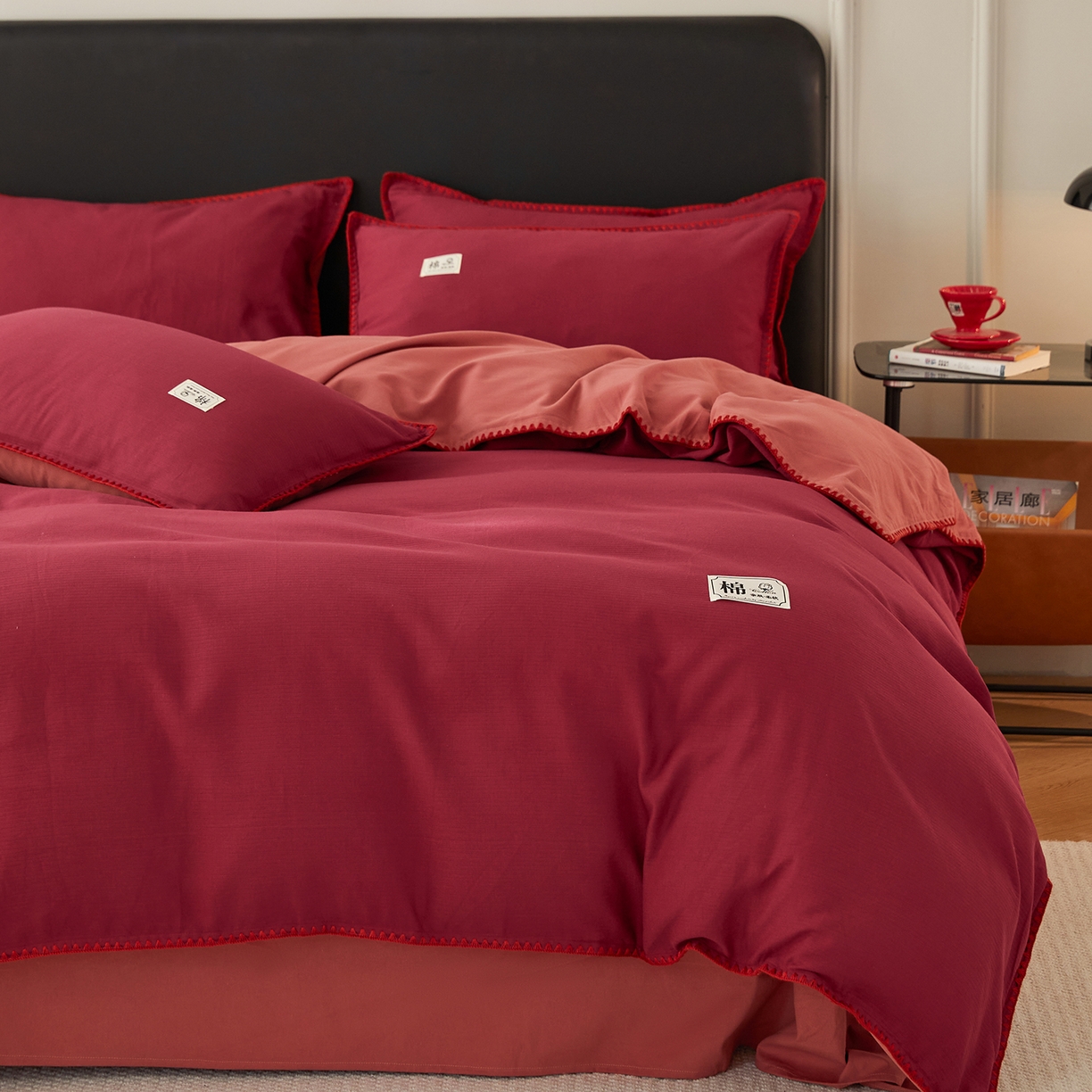 91家纺网 家纺一手货源 找家纺 简宜家居（朝初家纺） 2025新款全棉厚织长绒棉立体提花磨毛贝壳边四件套 酒红织缕