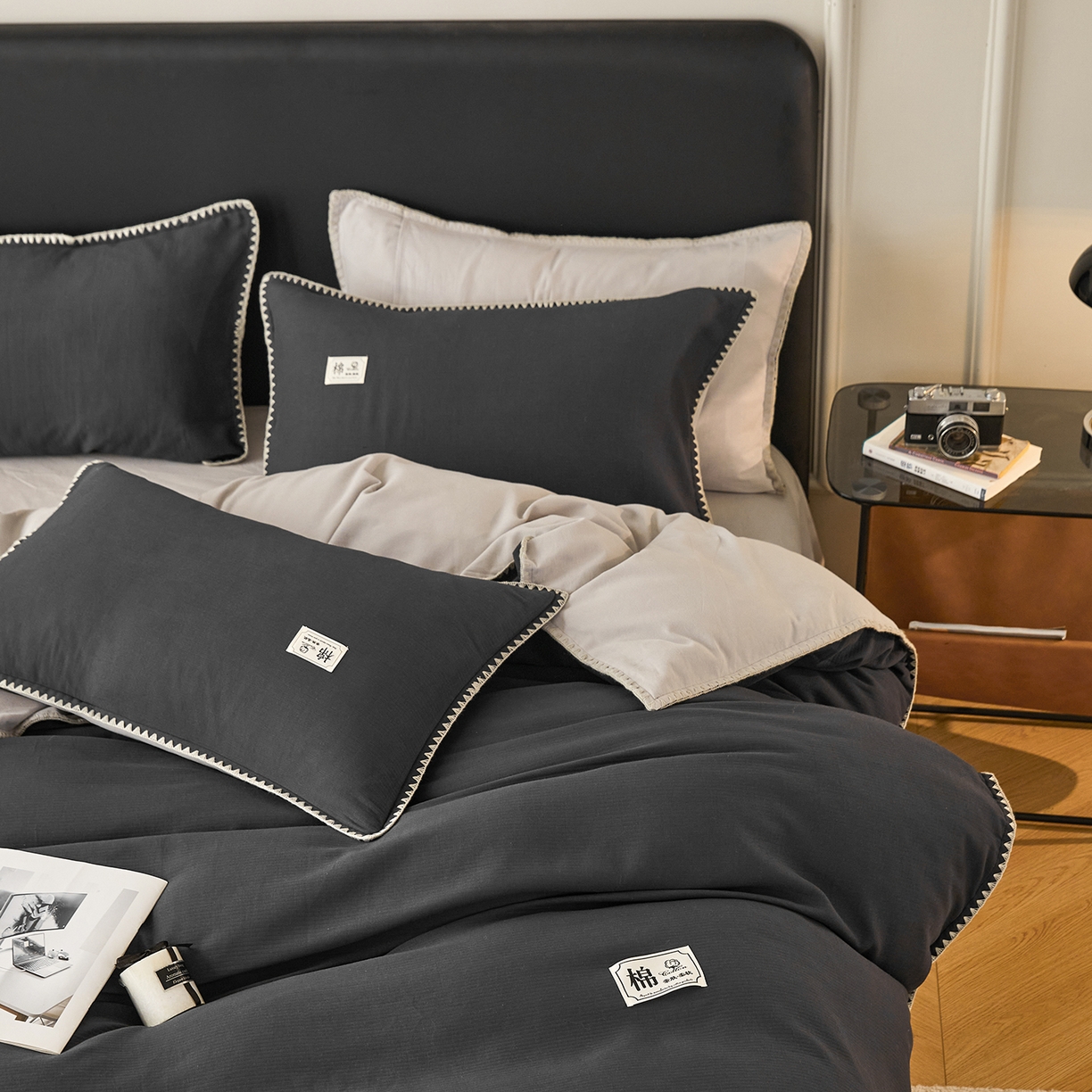 91家纺网 家纺一手货源 找家纺 简宜家居（朝初家纺） 2025新款全棉厚织长绒棉立体提花磨毛贝壳边四件套 深灰织缕