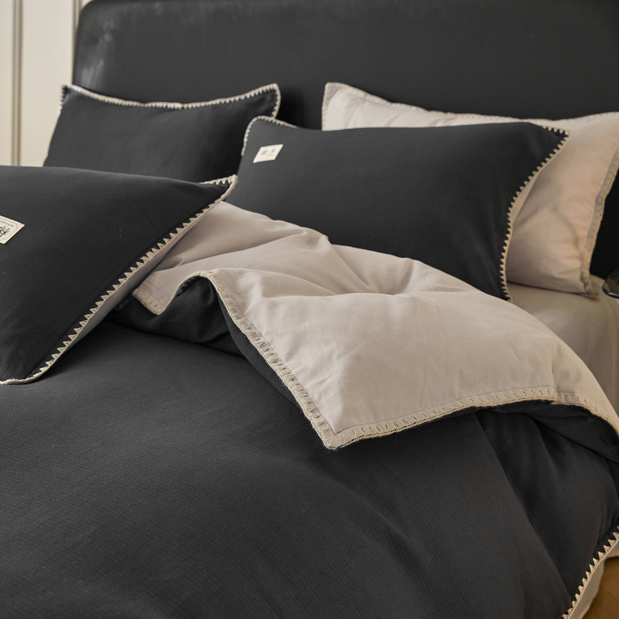 91家纺网 家纺一手货源 找家纺 简宜家居（朝初家纺） 2025新款全棉厚织长绒棉立体提花磨毛贝壳边四件套 深灰织缕