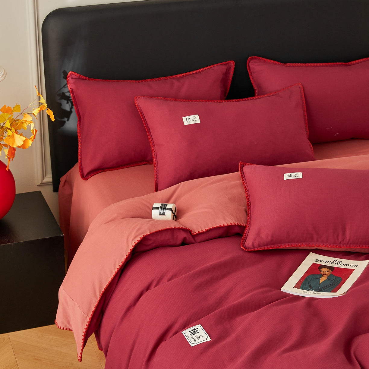 91家纺网 家纺一手货源 找家纺 简宜家居（朝初家纺） 2025新款全棉厚织长绒棉立体提花磨毛贝壳边四件套 酒红织缕