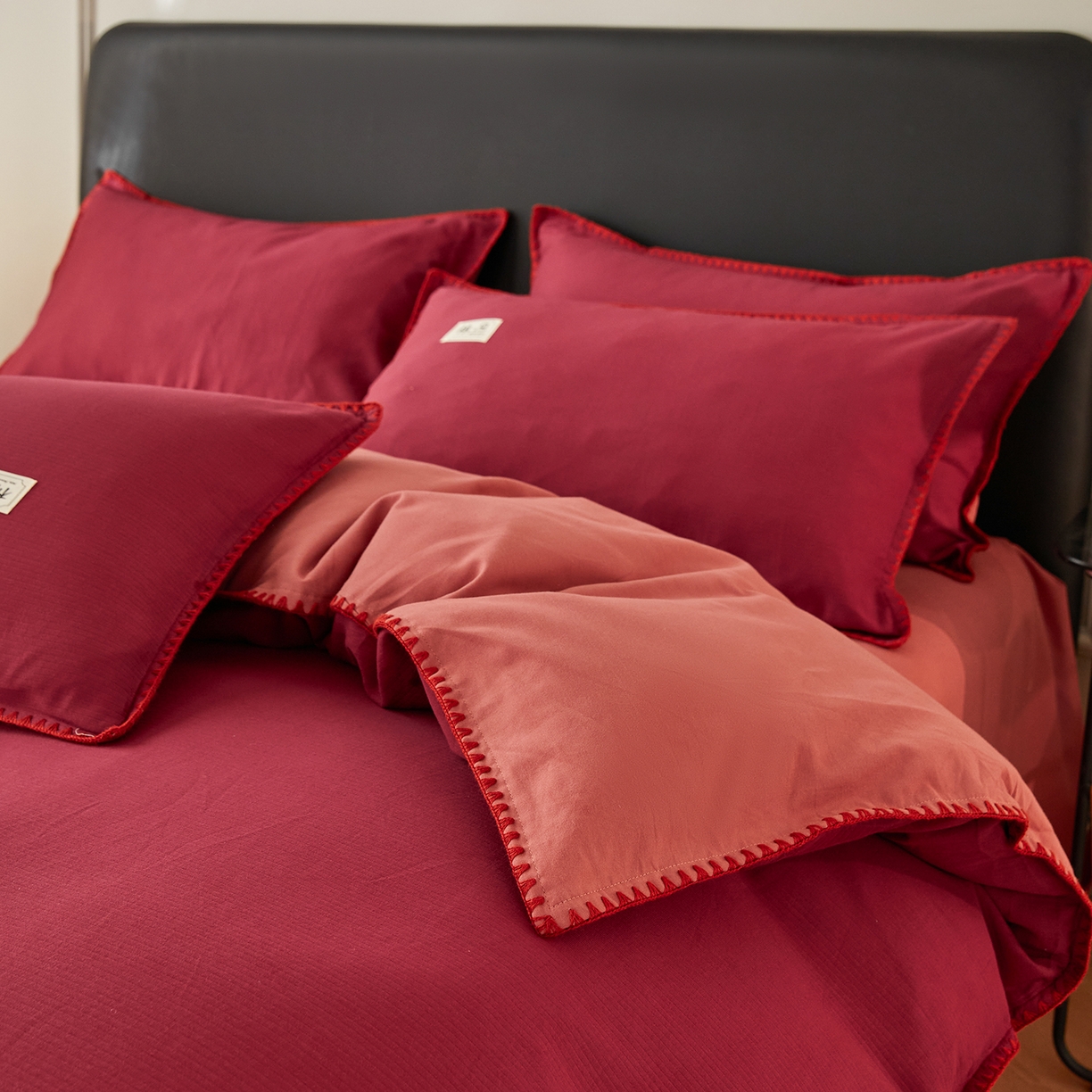 91家纺网 家纺一手货源 找家纺 简宜家居（朝初家纺） 2025新款全棉厚织长绒棉立体提花磨毛贝壳边四件套 酒红织缕