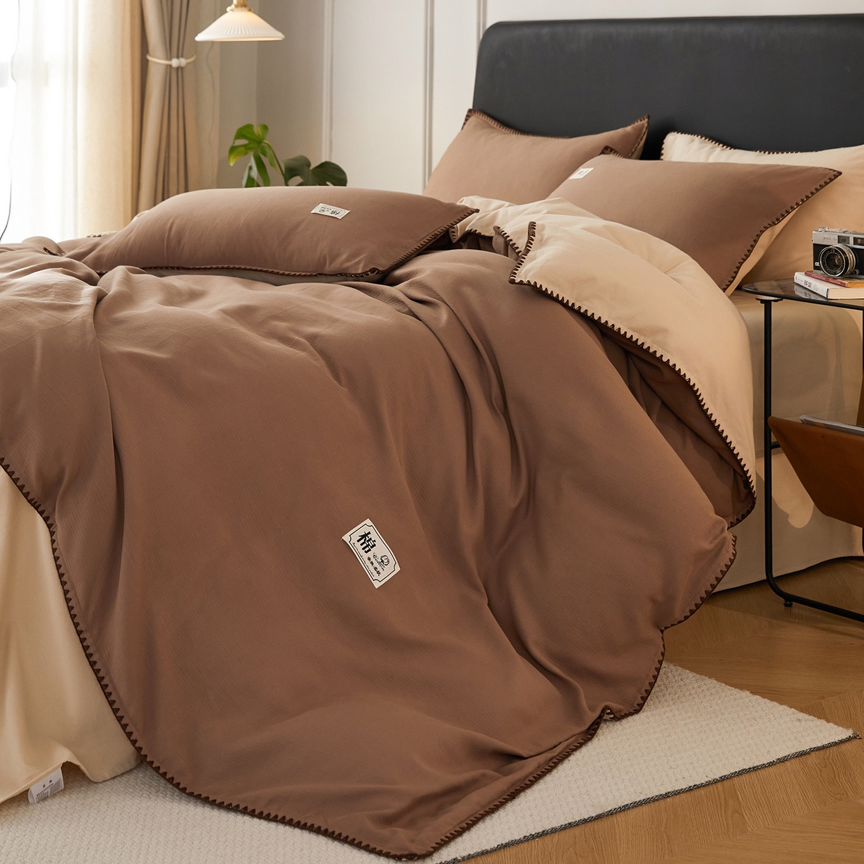 91家纺网 家纺一手货源 找家纺 简宜家居（朝初家纺） 2025新款全棉厚织长绒棉立体提花磨毛贝壳边四件套 焦糖织缕