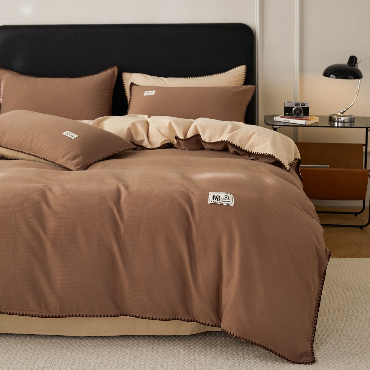 91家纺网 家纺一手货源 找家纺 简宜家居（朝初家纺） 2025新款全棉厚织长绒棉立体提花磨毛贝壳边四件套 焦糖织缕