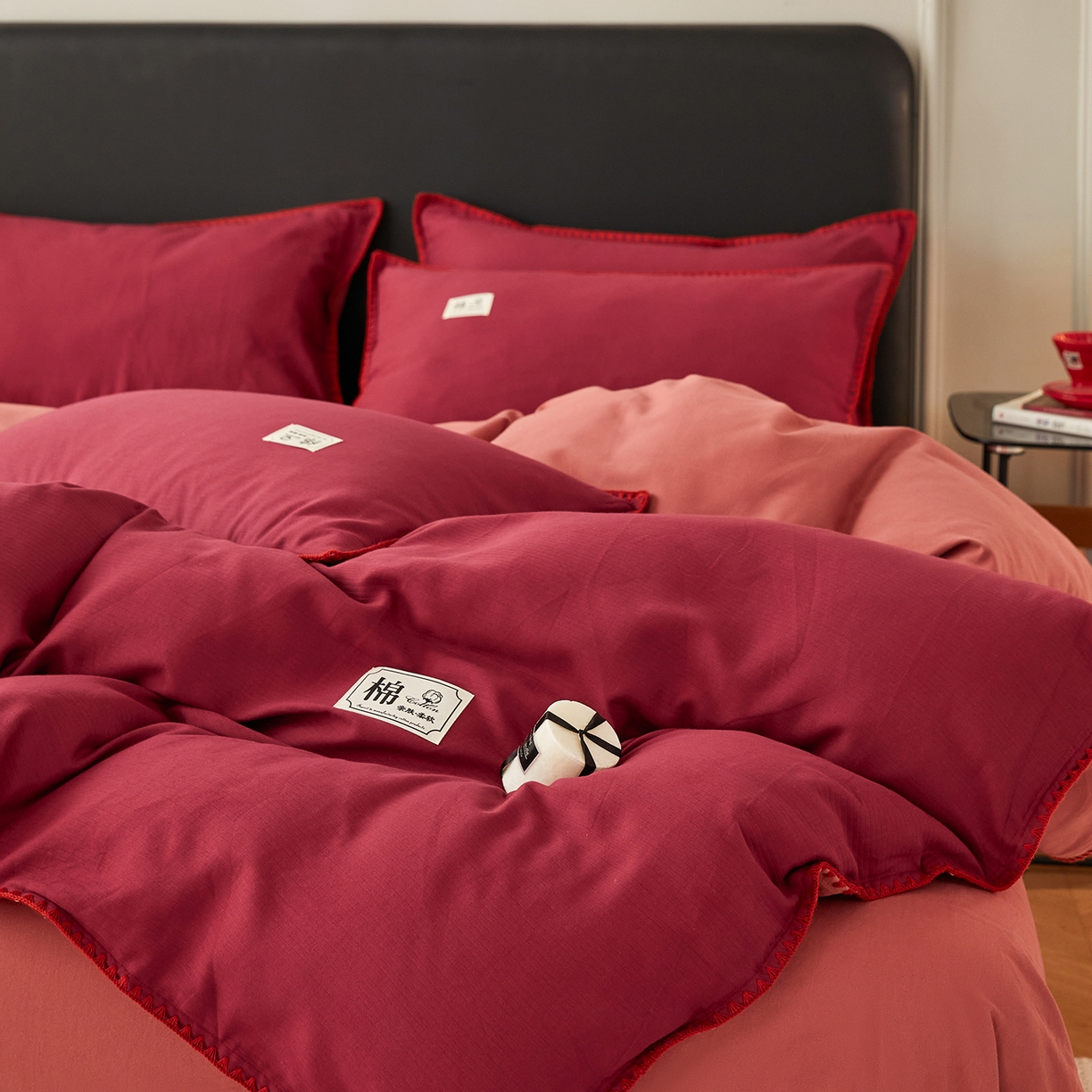 91家纺网 家纺一手货源 找家纺 简宜家居（朝初家纺） 2025新款全棉厚织长绒棉立体提花磨毛贝壳边四件套 酒红织缕