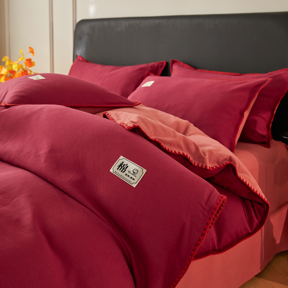 91家纺网 家纺一手货源 找家纺 简宜家居（朝初家纺） 2025新款全棉厚织长绒棉立体提花磨毛贝壳边四件套 酒红织缕