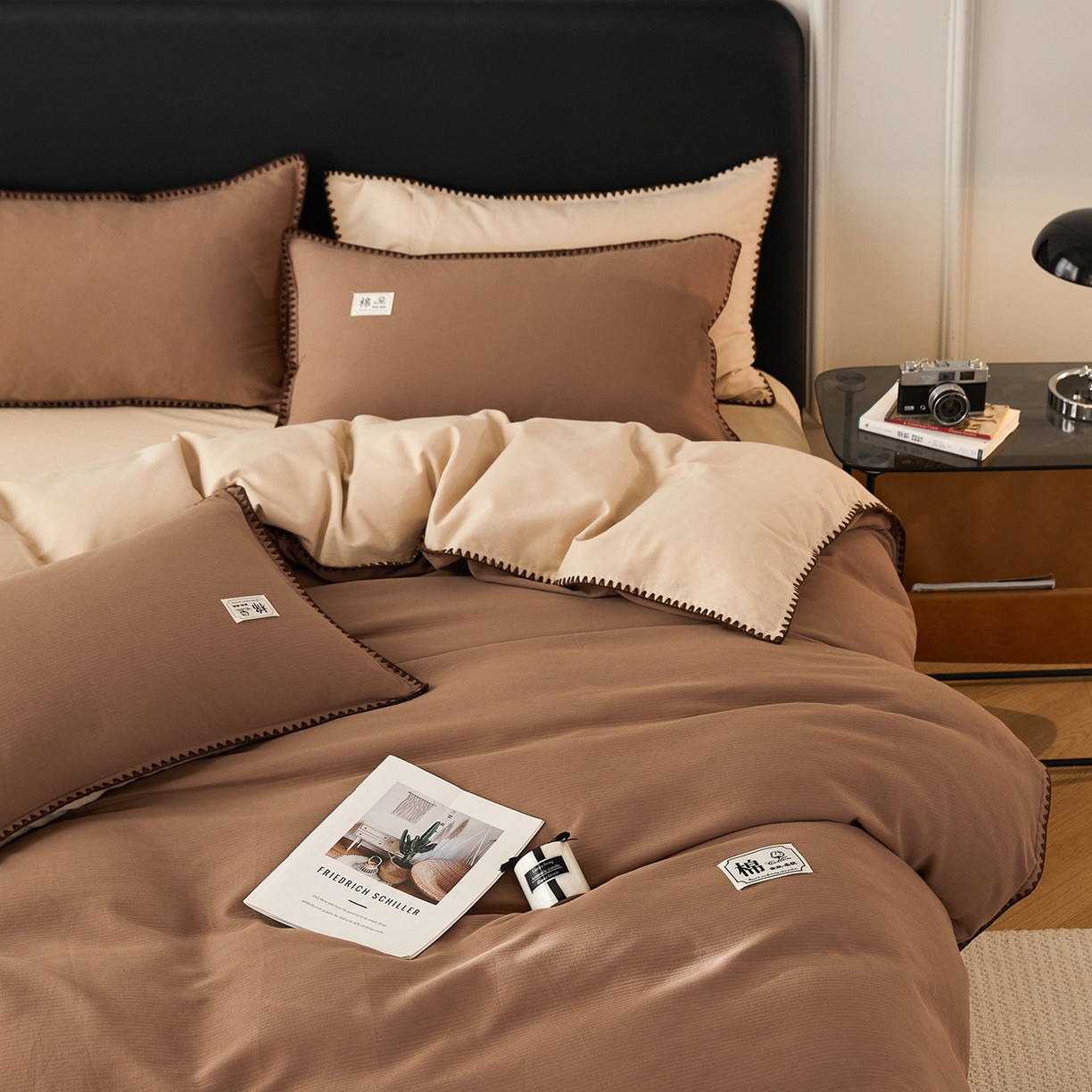 91家纺网 家纺一手货源 找家纺 简宜家居（朝初家纺） 2025新款全棉厚织长绒棉立体提花磨毛贝壳边四件套 焦糖织缕