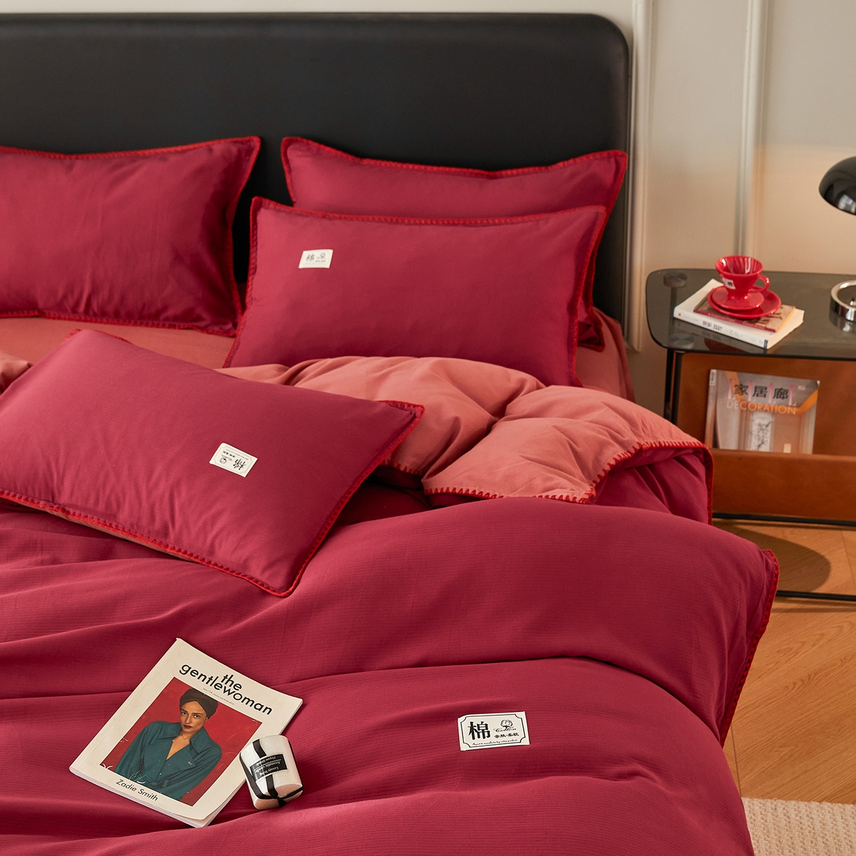 91家纺网 家纺一手货源 找家纺 简宜家居（朝初家纺） 2025新款全棉厚织长绒棉立体提花磨毛贝壳边四件套 酒红织缕